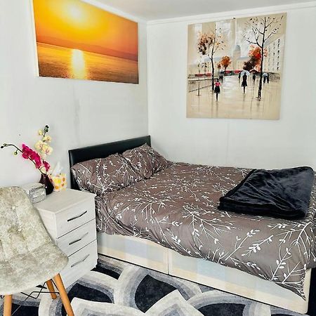 Jacob Apartment Sutton  Bagian luar foto
