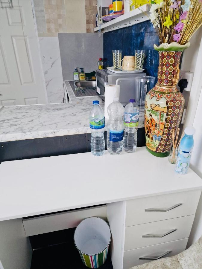 Jacob Apartment Sutton  Bagian luar foto