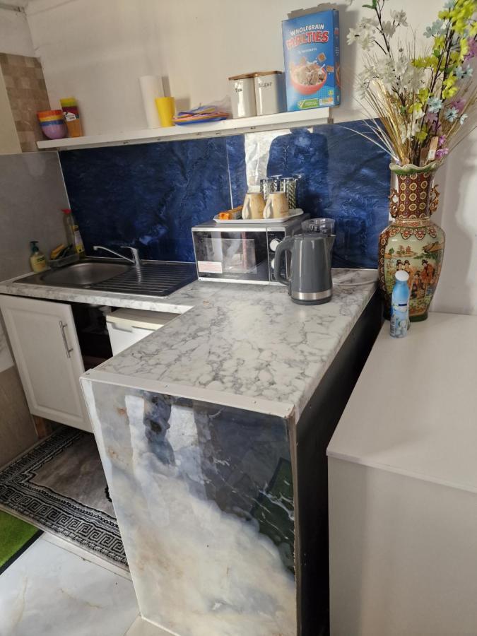 Jacob Apartment Sutton  Bagian luar foto