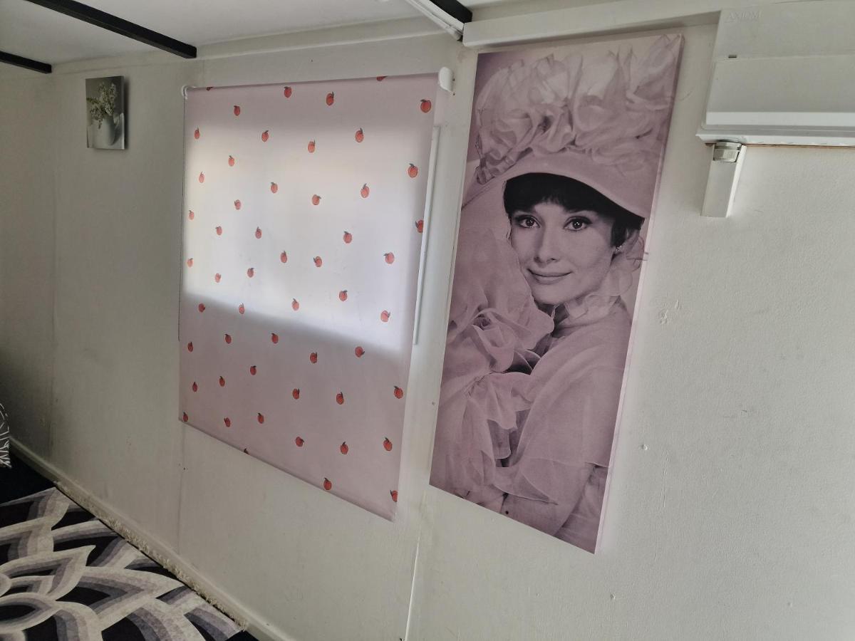 Jacob Apartment Sutton  Bagian luar foto